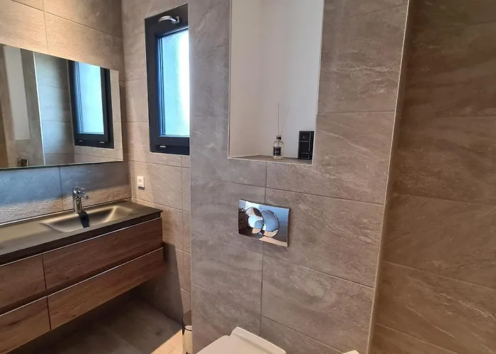 Vakantiehuis Luxurious Duplex With Pool Garden Balcony *