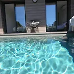 בית נופש Luxurious Duplex With Pool Garden Balcony